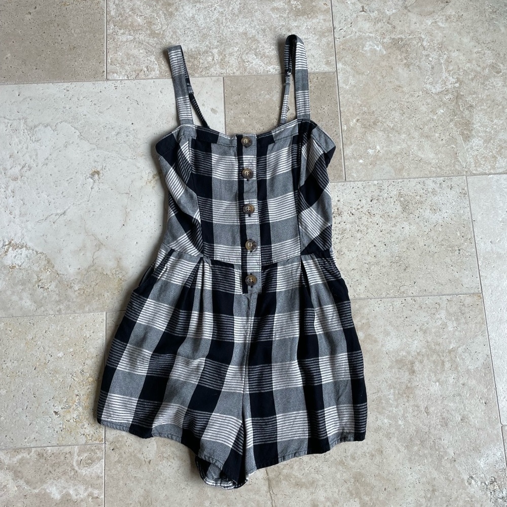 Hollister Romper - Worn once - Great condition - Size XS